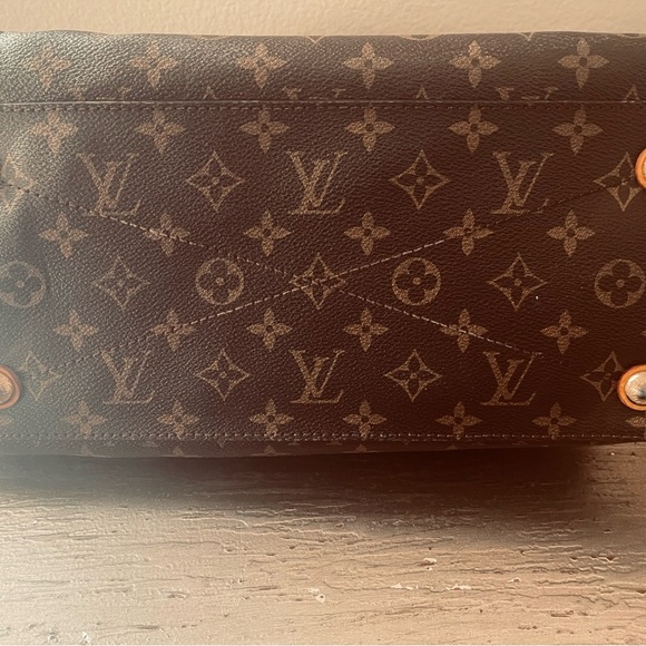 Louis Vuitton Monogram Olympe - Picture 9 of 15